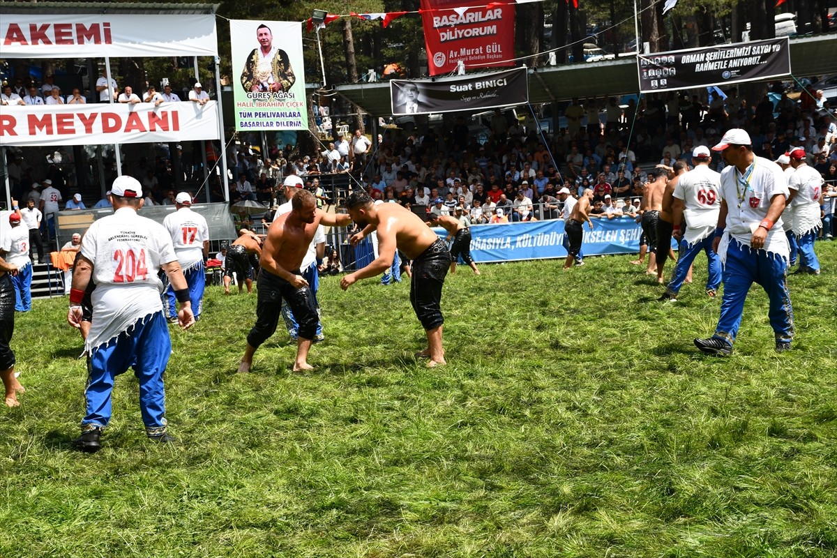 Samsun'un Vezirköprü ilçesinde 19'uncusu gerçekleştirilen CW Enerji Türkiye Yağlı Güreşler Ligi...