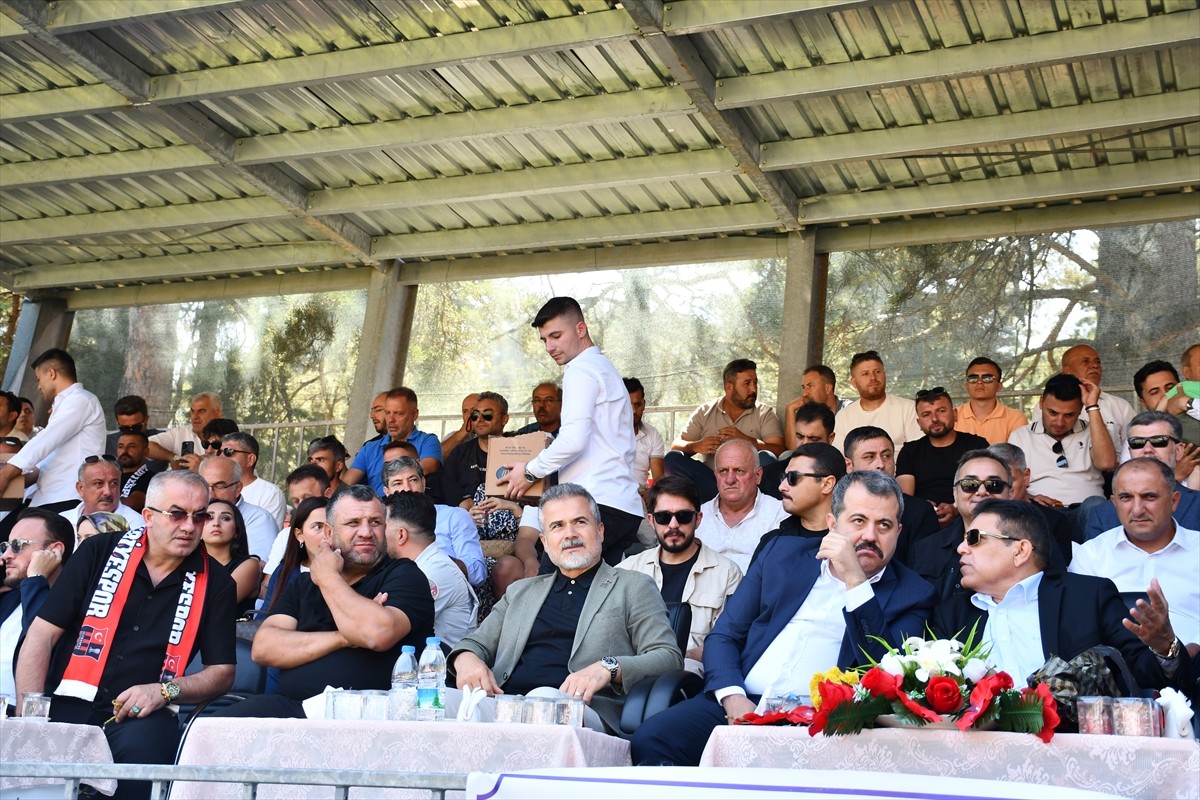 Samsun'un Vezirköprü ilçesinde 19'uncusu gerçekleştirilen CW Enerji Türkiye Yağlı Güreşler Ligi...