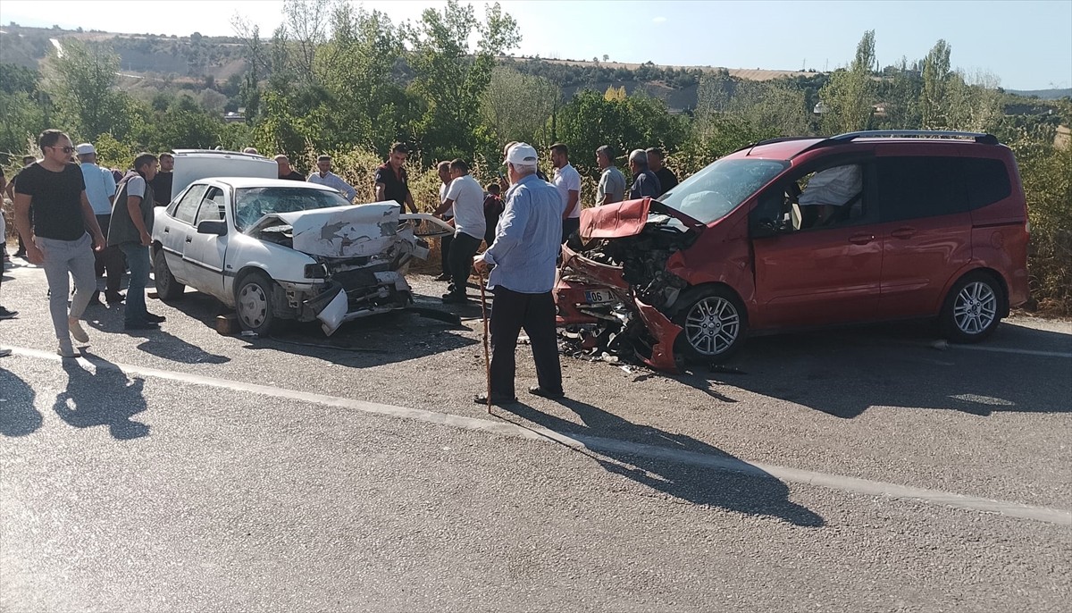 Samsun'un Vezirköprü ilçesinde iki otomobilin çarpışması sonucu 1 kişi hayatını kaybetti, 11 kişi...