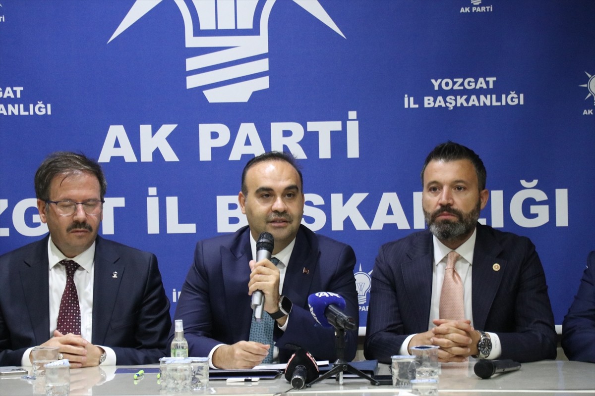 Sanayi ve Teknoloji Bakanı Mehmet Fatih Kacır, AK Parti Yozgat İl Başkanlığını ziyaret ederek...