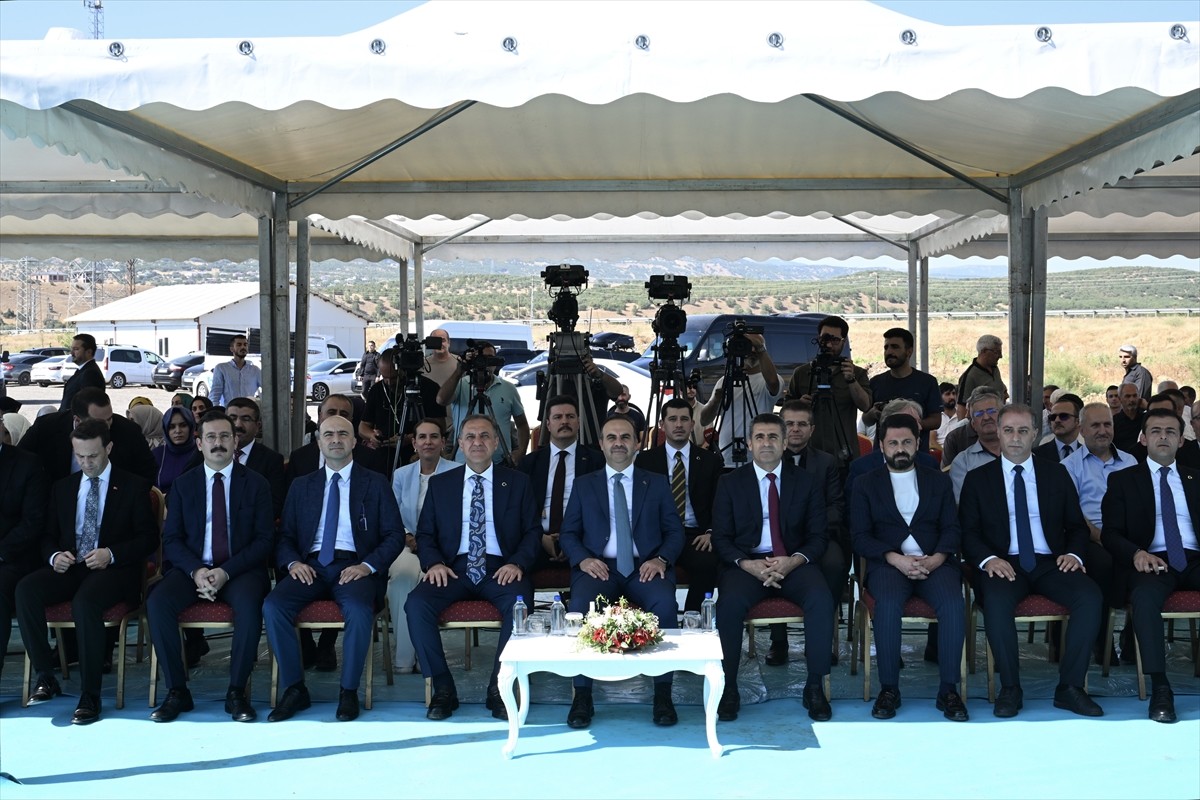 Sanayi ve Teknoloji Bakanı Mehmet Fatih Kacır, çeşitli temaslarda bulunmak üzere geldiği kentte...