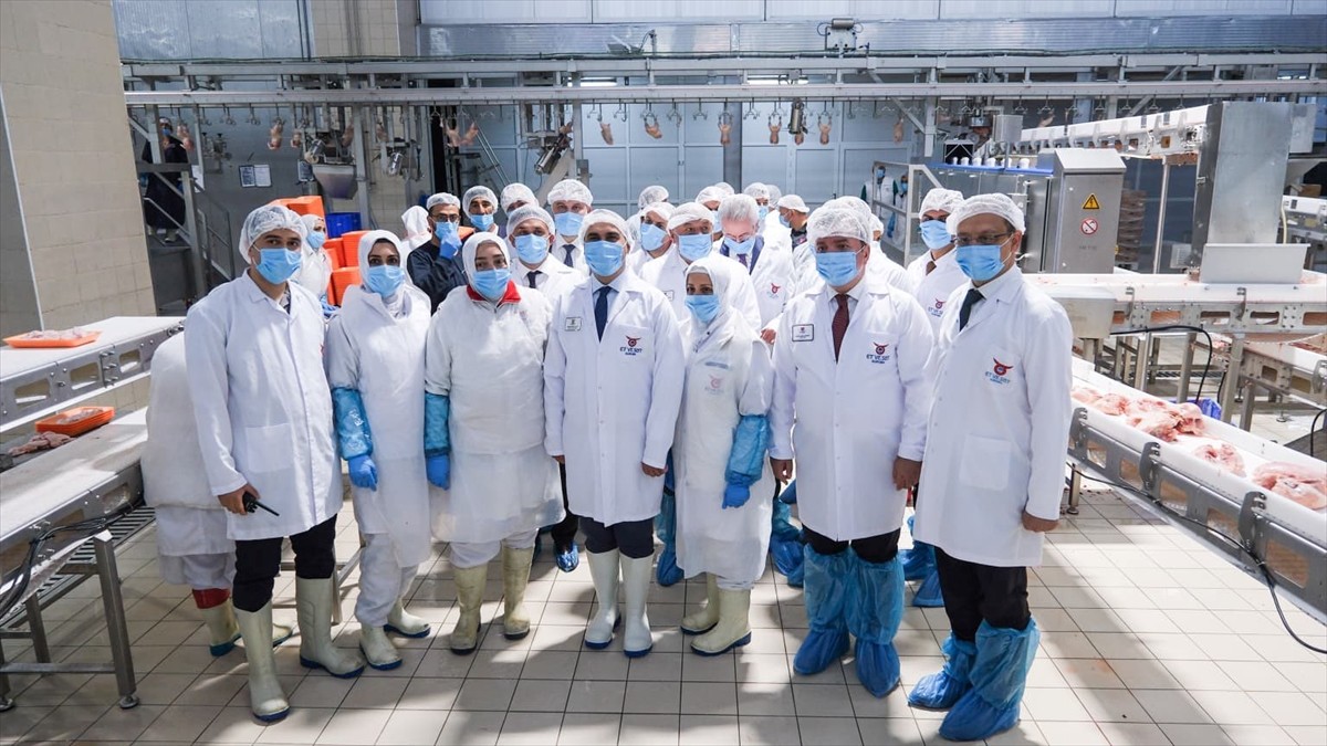 Sanayi ve Teknoloji Bakanı Mehmet Fatih Kacır, Et ve Süt Kurumu (ESK) Erzincan Tavuk Kombinası'nda...