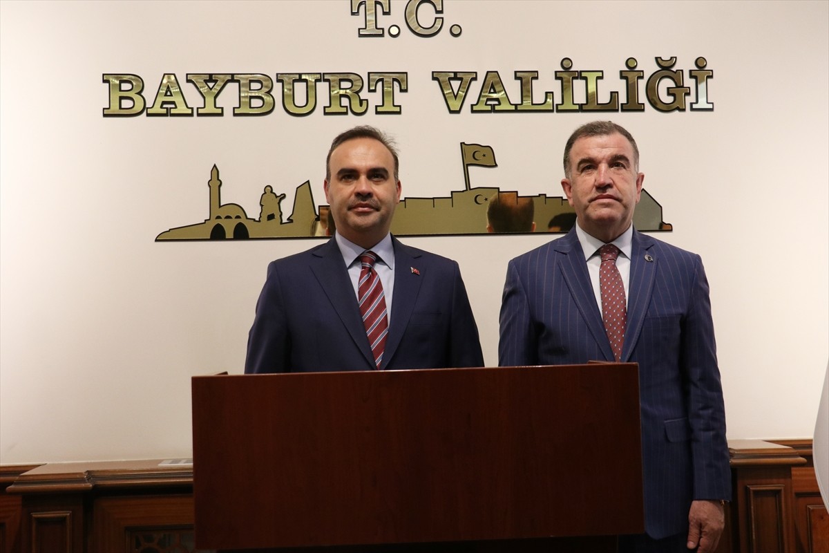 Sanayi ve Teknoloji Bakanı Mehmet Fatih Kacır, kentteki temasları kapsamında Bayburt Valisi...