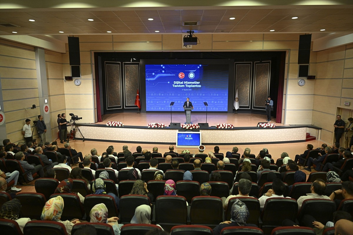 Sanayi ve Teknoloji Bakanı Mehmet Fatih Kacır (ortada), Diyanet İşleri Başkanlığı tarafından...