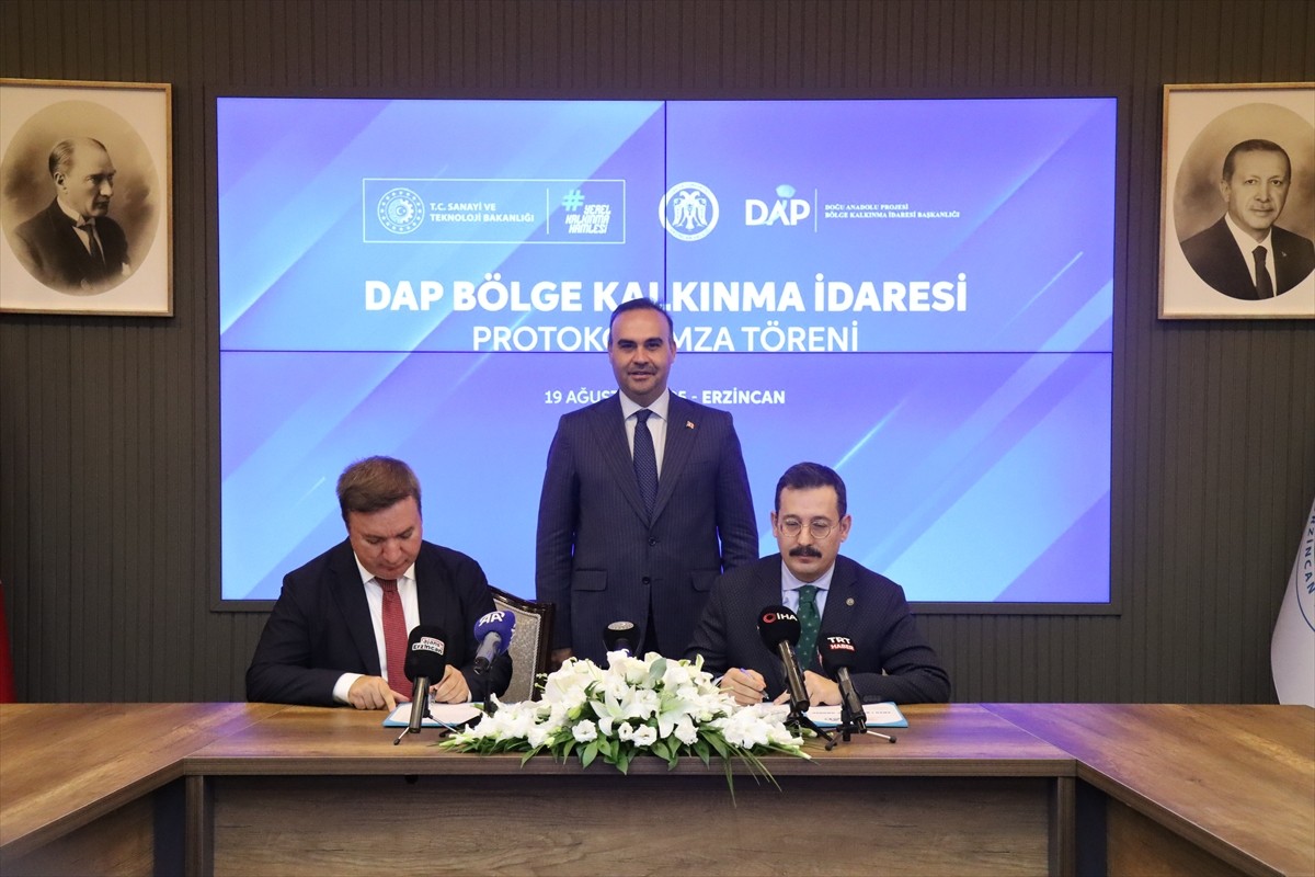 Sanayi ve Teknoloji Bakanı Mehmet Fatih Kacır (solda), programı kapsamında geldiği Erzincan'da...