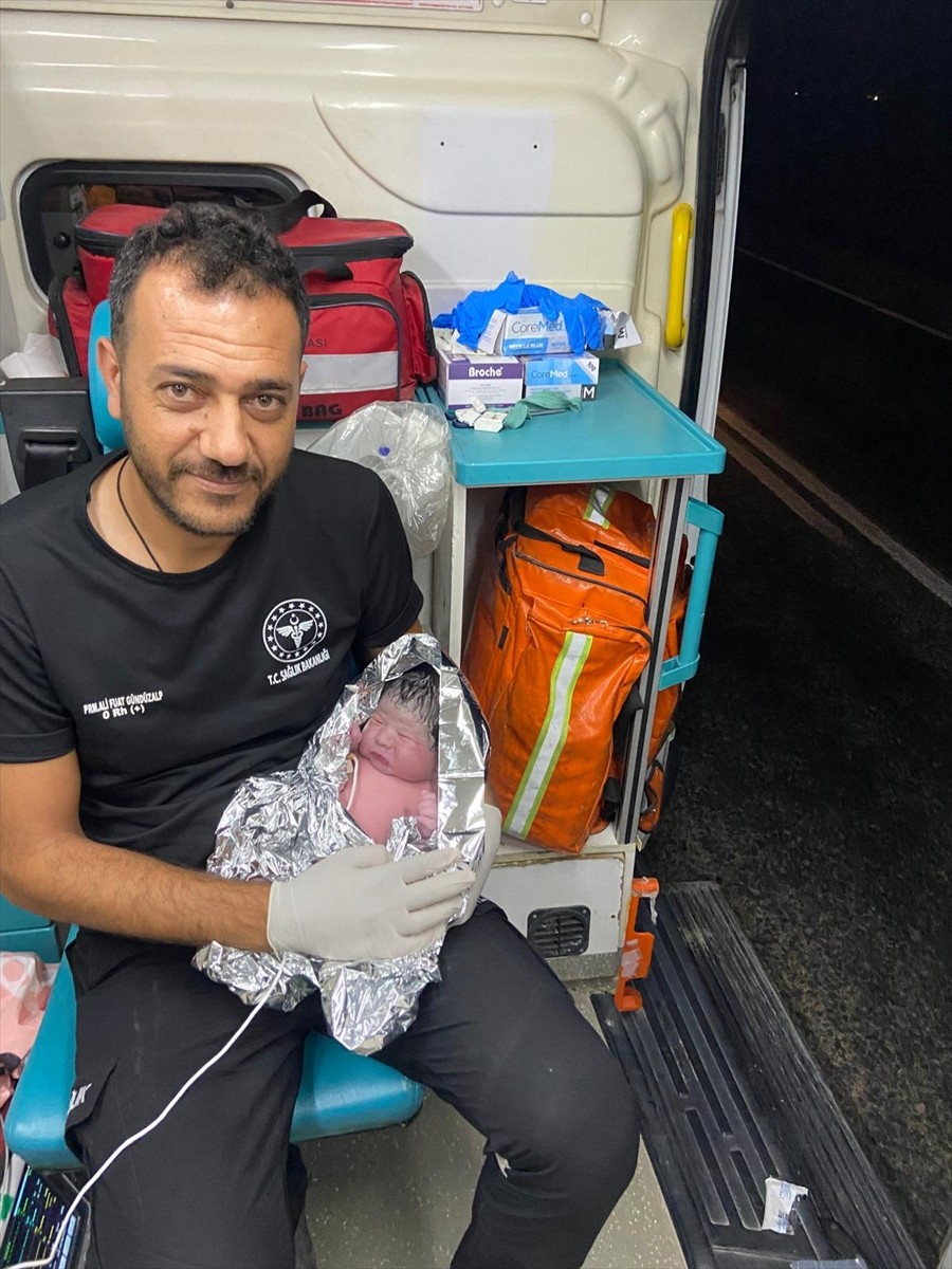Şanlıurfa'nın Akçakale ilçesinde hastaneye sevk edilen hamile kadın, sağlık ekibinin başarılı...