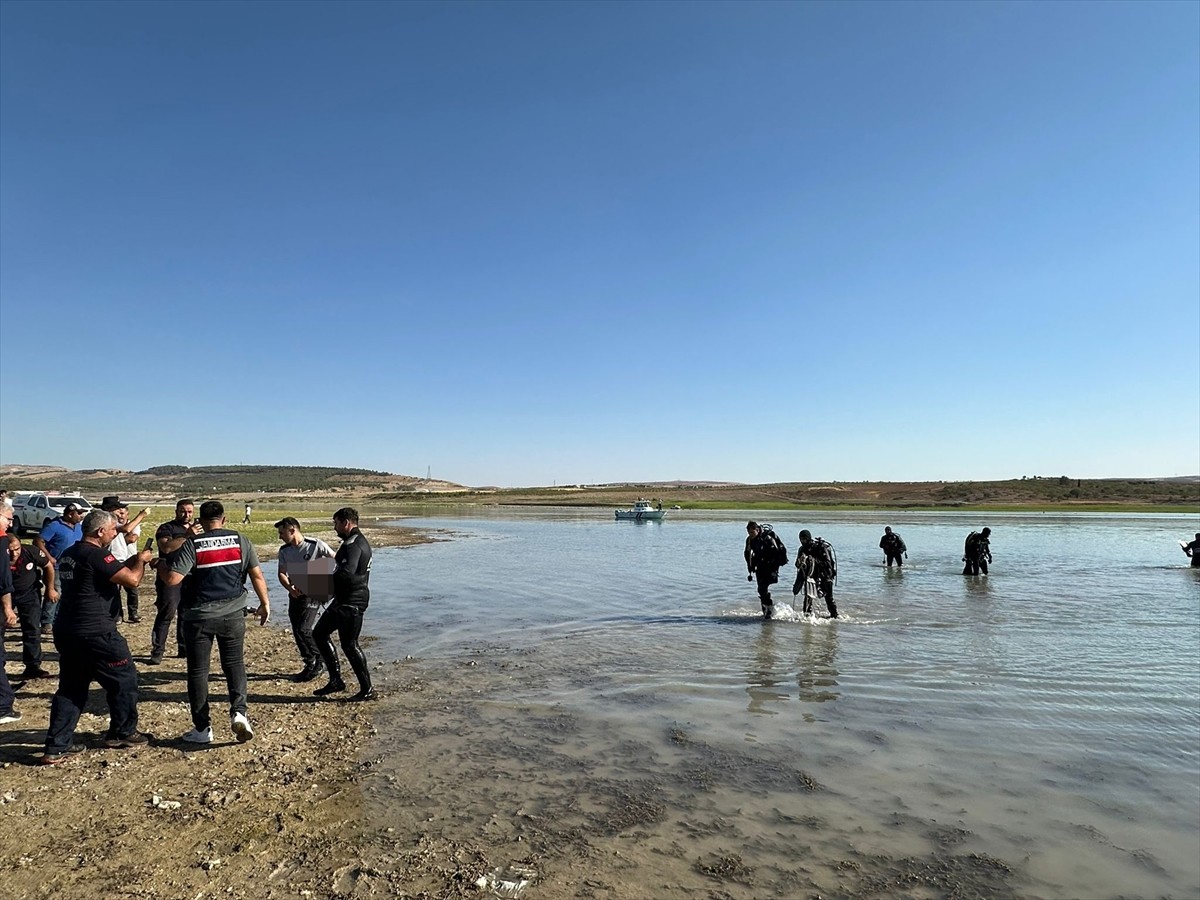 Şanlıurfa'nın Bozova ilçesinde girdiği Atatürk Barajı Gölü'nde kaybolan 11 yaşındaki çocuğun...