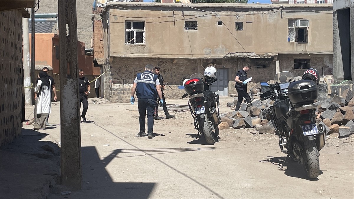 Şanlıurfa'nın Siverek ilçesinde çıkan silahlı bıçaklı kavgada 2 kişi yaralandı, 3 şüpheli...