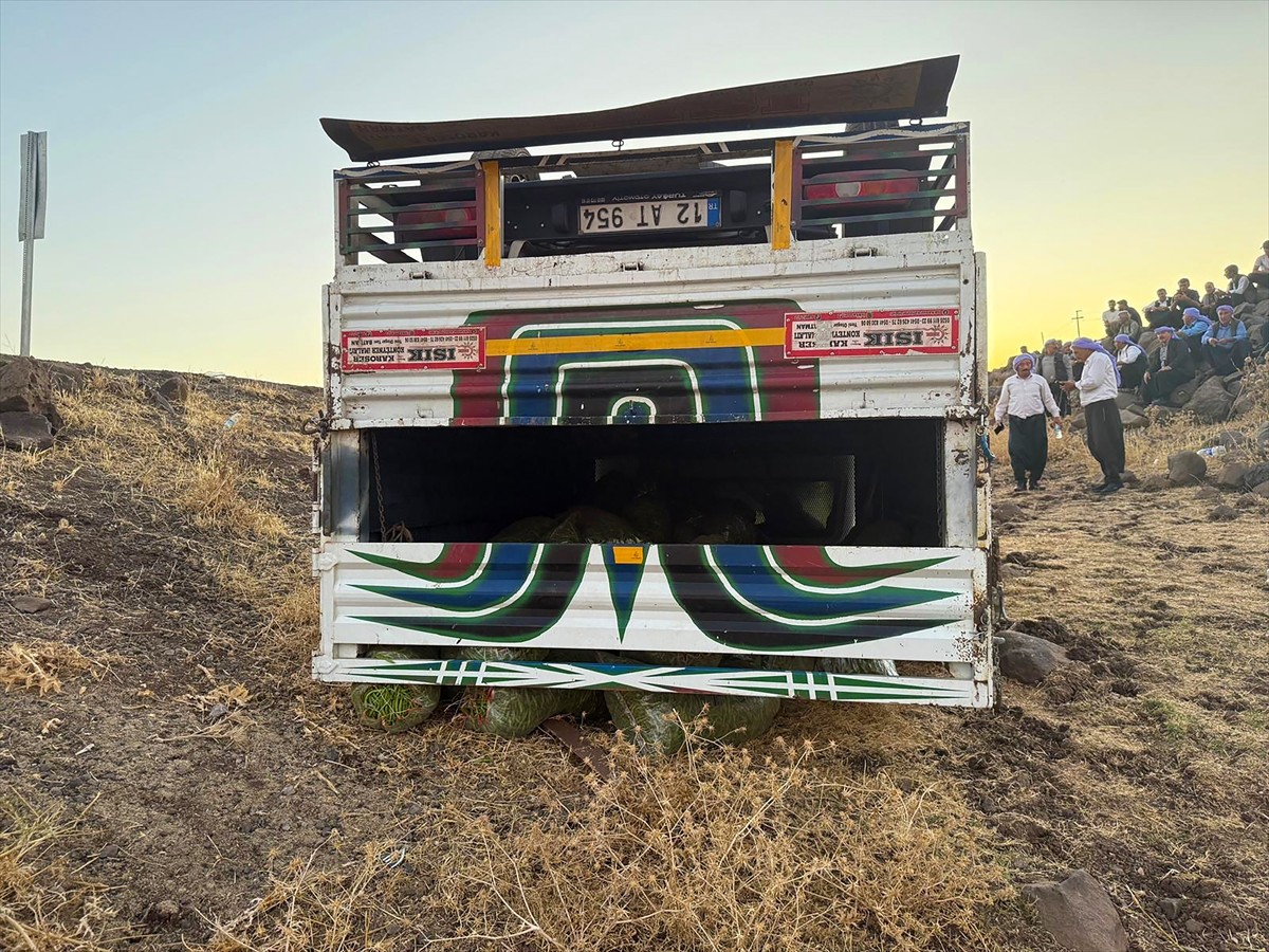 Şanlıurfa'nın Siverek ilçesinde şarampole devrilen pikaptaki 2 kişi yaralandı. Kaza yerine...