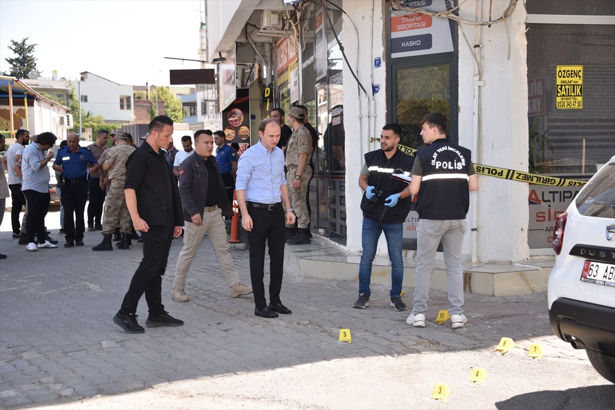 Şanlıurfa'nın Siverek ilçesinde silahlı saldırıda 2 kişi yaralandı. Polis, olay yerinde çalışma...
