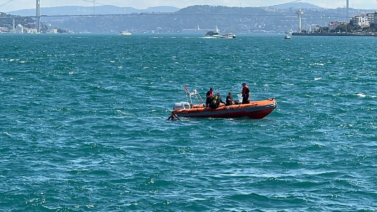 Sarayburnu açıklarında dün denize yüzmeye giren kimliği henüz öğrenilemeyen bir kişi, akıntıya...