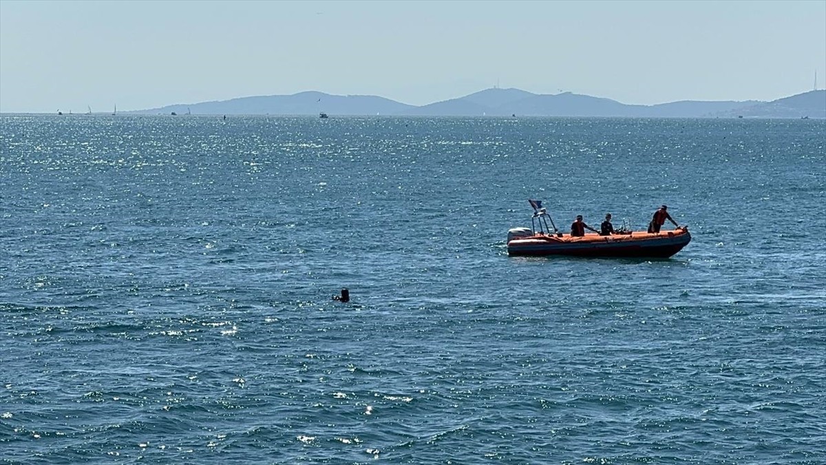 Sarayburnu açıklarında dün denize yüzmeye giren kimliği henüz öğrenilemeyen bir kişi, akıntıya...