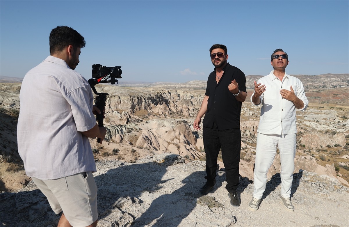 Şarkıcı Rafet El Roman (sağda), "Bitmedi Eziyetin" adlı şarkının klip çekimi için Kapadokya'da...