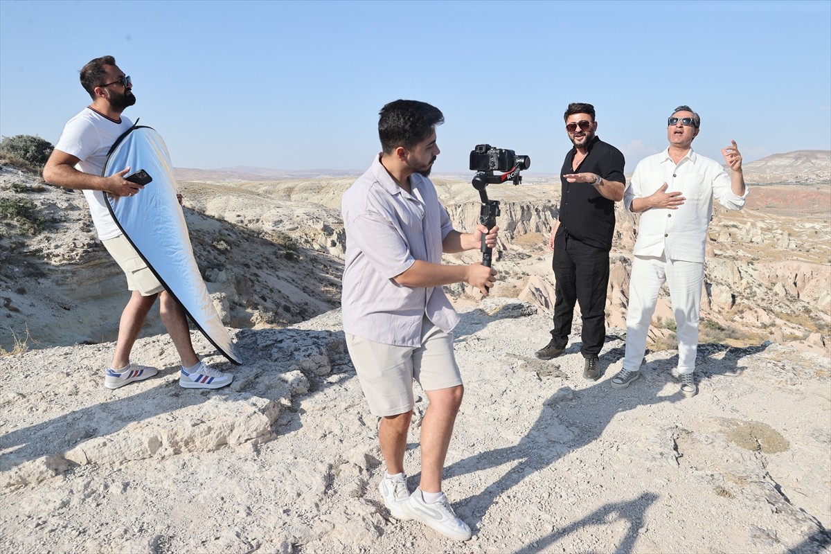 Şarkıcı Rafet El Roman (sağda), "Bitmedi Eziyetin" adlı şarkının klip çekimi için Kapadokya'da...