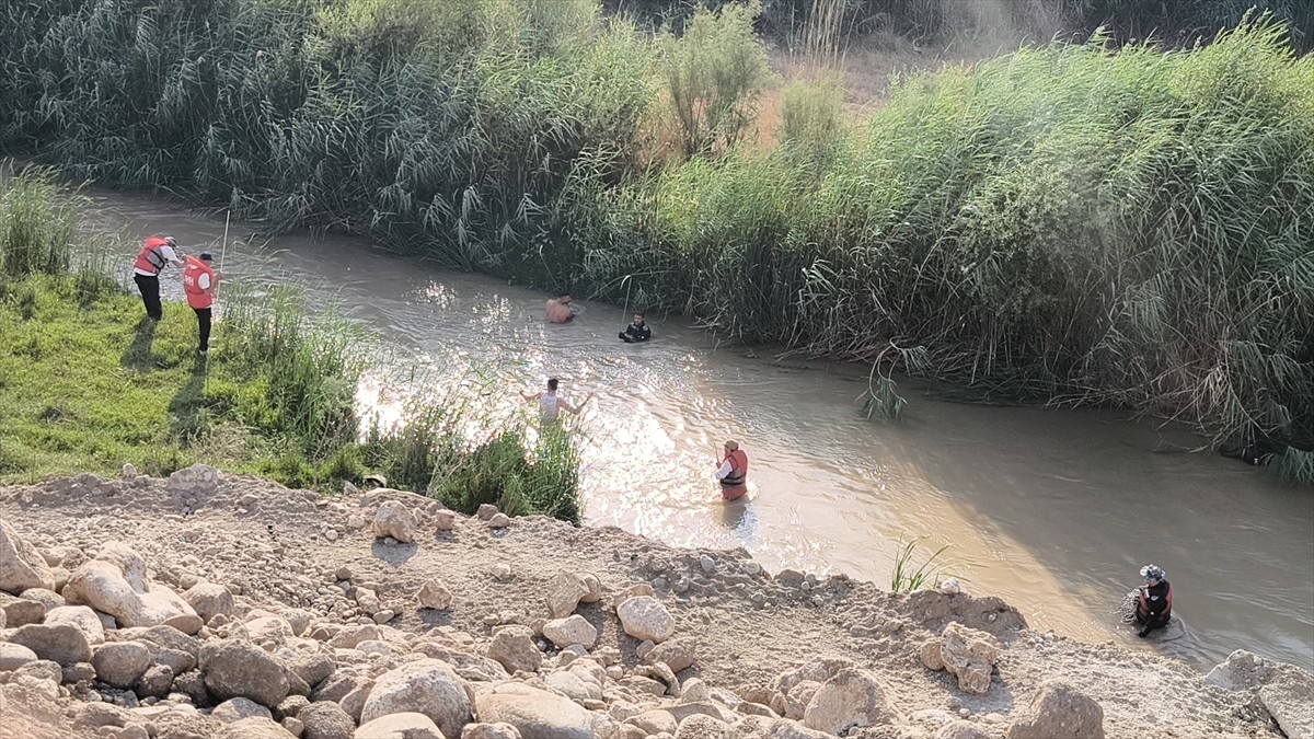 Siirt'te serinlemek için girdikleri Kezer Çayı'nda boğulma tehlikesi geçiren 3 çocuktan biri...