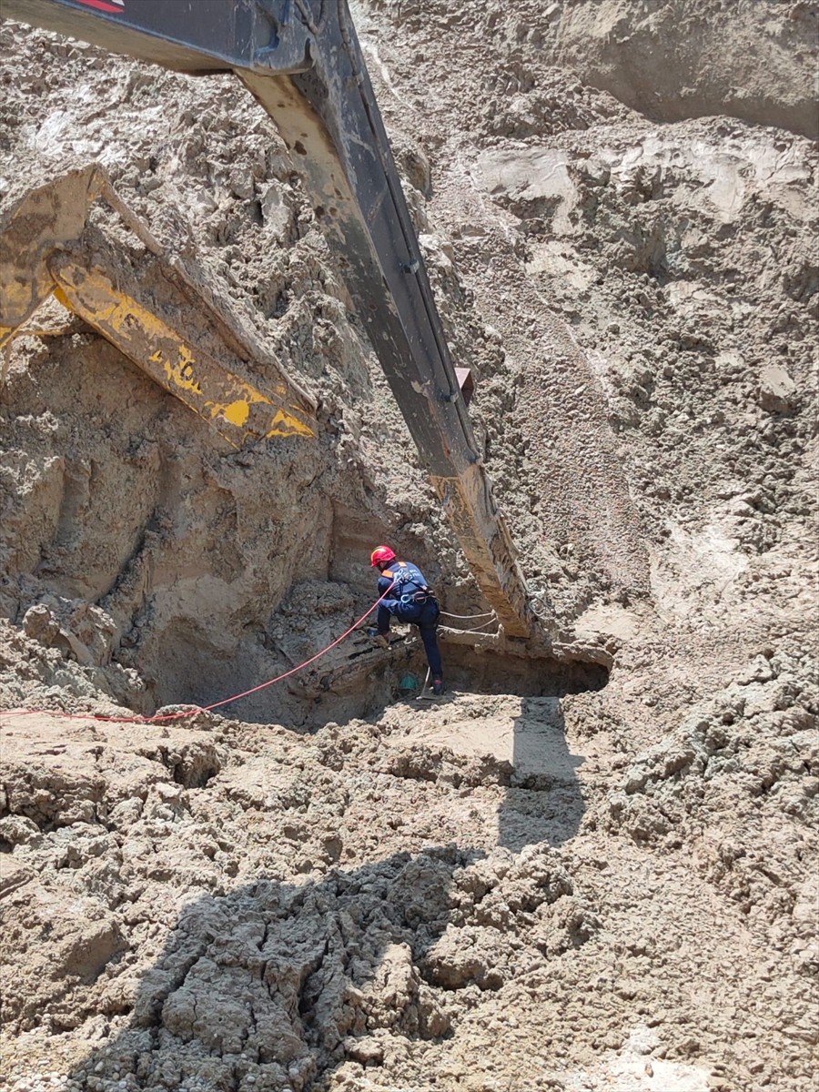 Silivri'de kum ocağında göçük altında kalan işçinin cansız bedeni arama çalışmalarının 4. gününde...