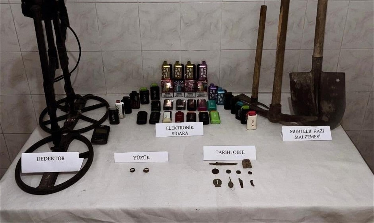 Sinop'un Durağan ilçesinde düzenlenen tarihi eser kaçakçılığı operasyonunda 1 kişi yakalandı....