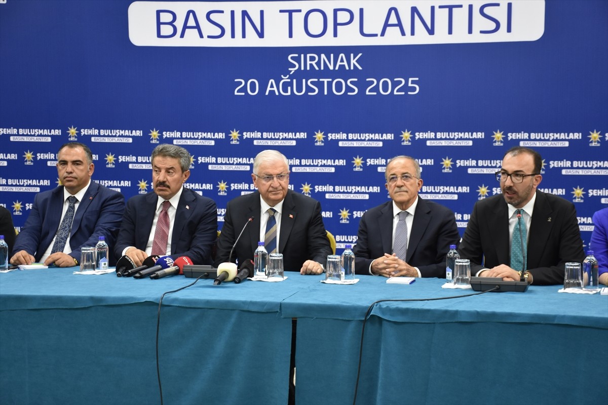 Şırnak'ta temaslarını sürdüren Milli Savunma Bakanı Yaşar Güler, (ortada) Öğretmenevi Lobi...