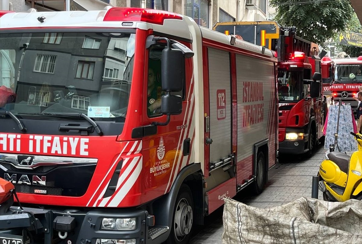 Şişli'de kozmetik ürün satışı yapılan iş yerinde çıkan yangın söndürülürken, dumandan etkilenen 3...
