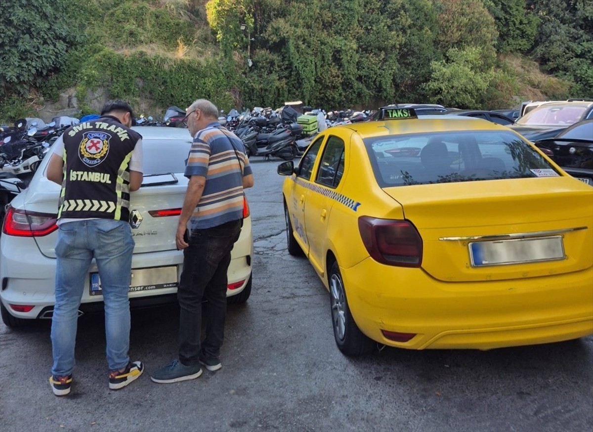 Şişli'de trafik güvenliğini tehlikeye düşüren taksiciye 11 bin 253 lira ceza kesilerek, araç...