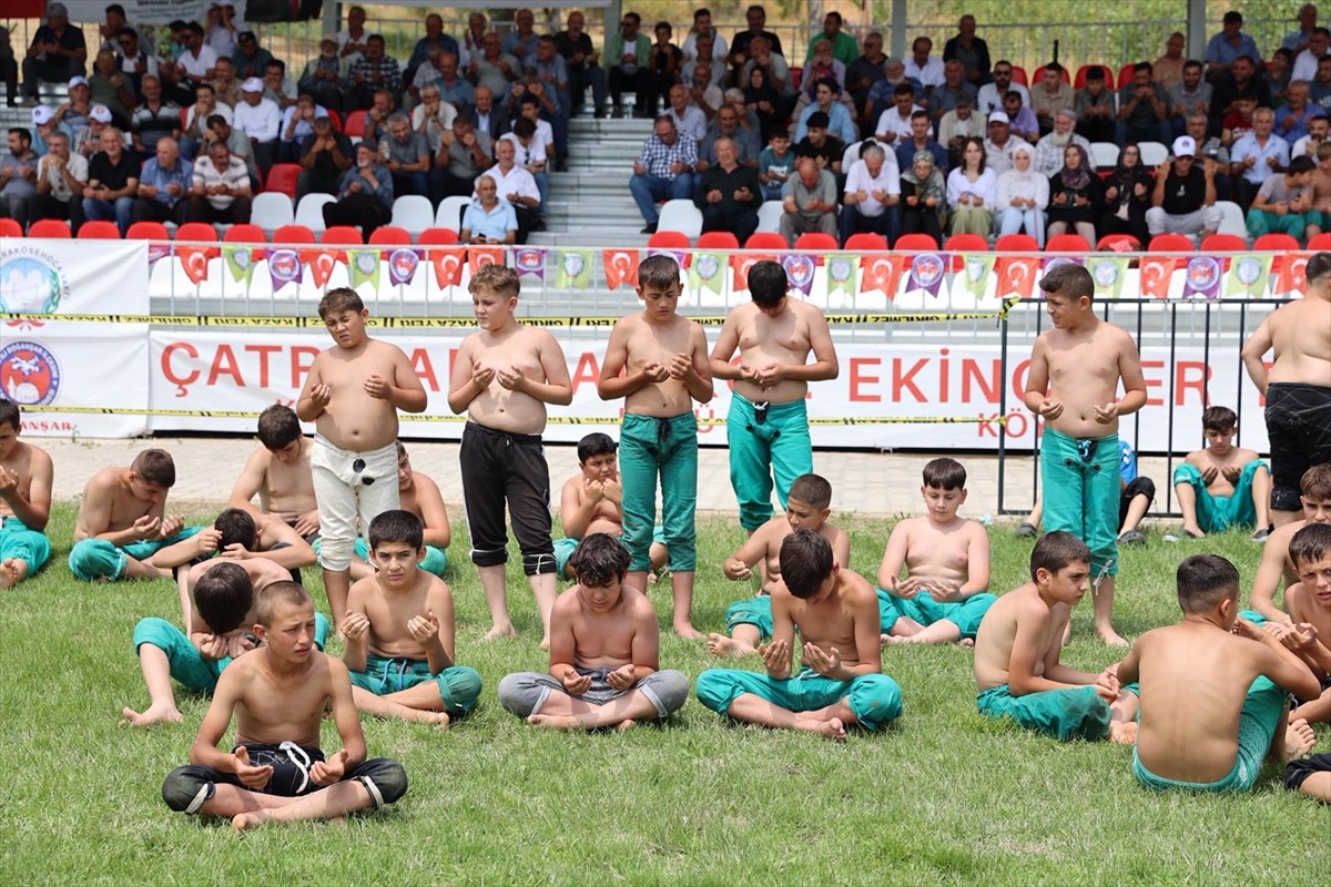 Sivas'ın Doğanşar ilçesinde düzenlenen "Doğanşar 56. Ahmet Ayık Karakucak Güreşleri" başladı....