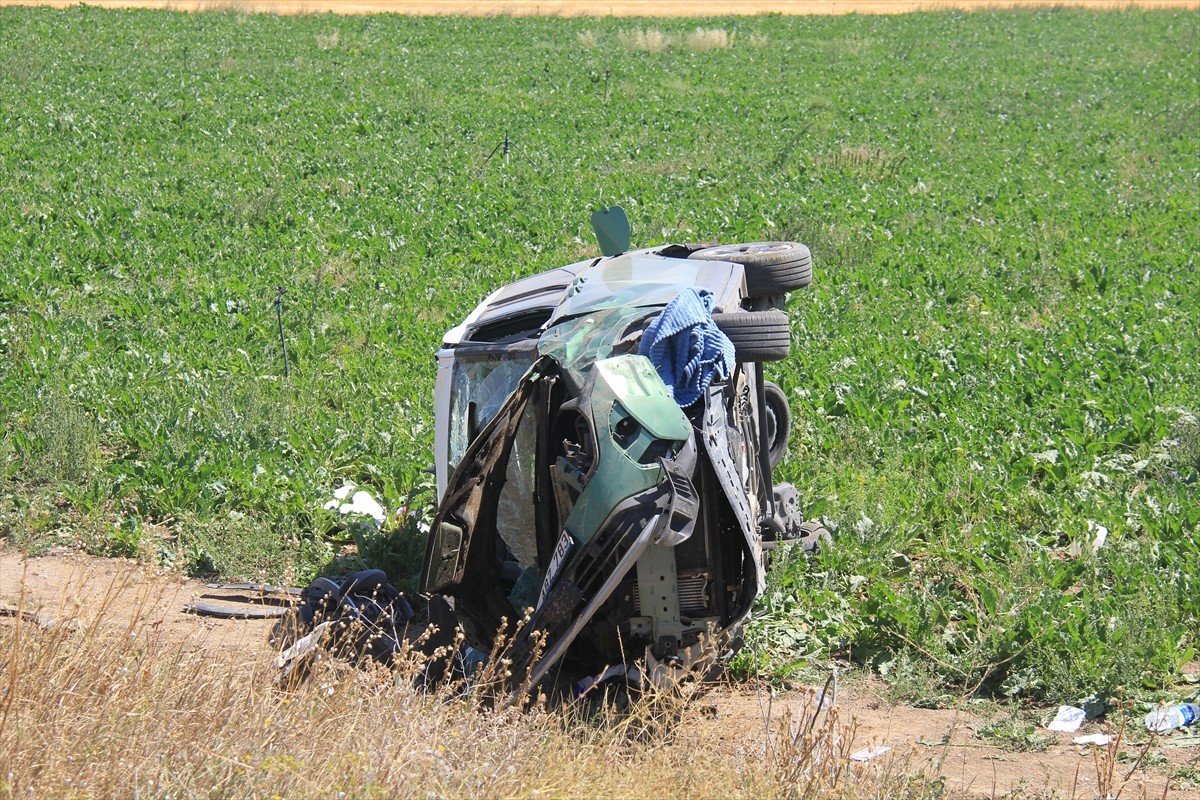 Sivas'ın Hafik ilçesinde hafif ticari aracın devrilmesi sonucu 5 kişi yaralandı.