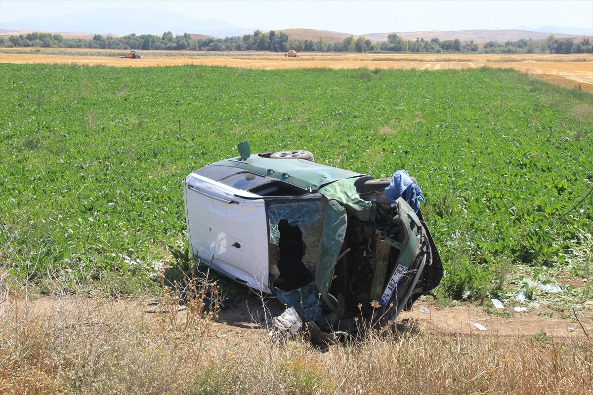 Sivas'ın Hafik ilçesinde hafif ticari aracın devrilmesi sonucu 5 kişi yaralandı.