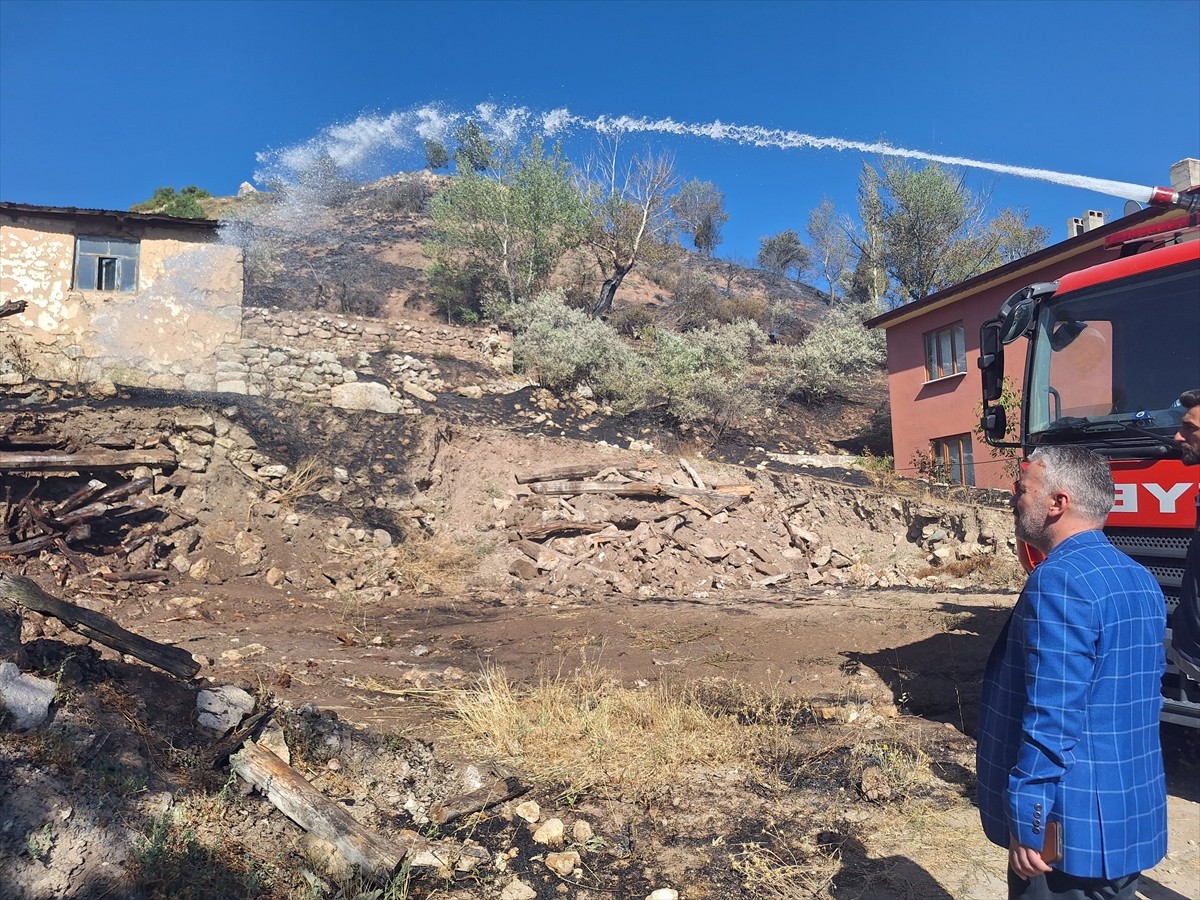Sivas'ın Hafik ilçesinde otlukta başlayıp ormanlık alana sıçrayan yangın kontrol altına...