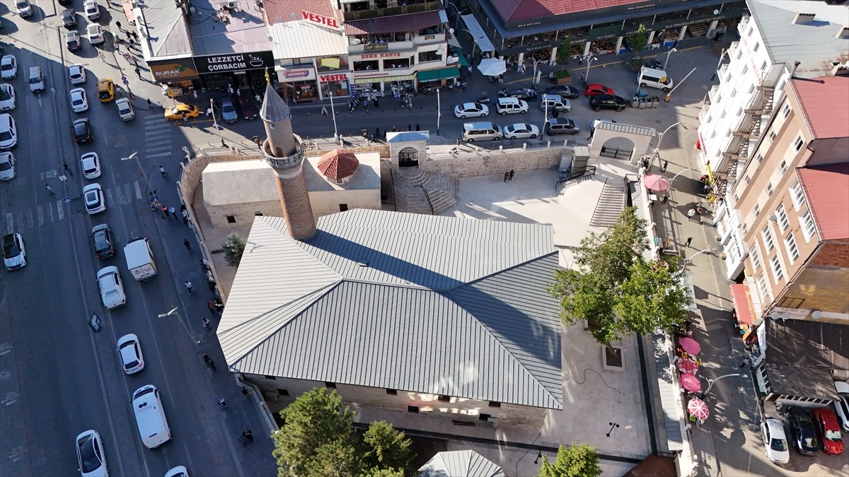 Sivas'ın merkezinde bulunan Meydan (Hasan Paşa) Camisi, Kültür ve Turizm Bakanlığı Vakıflar Genel...