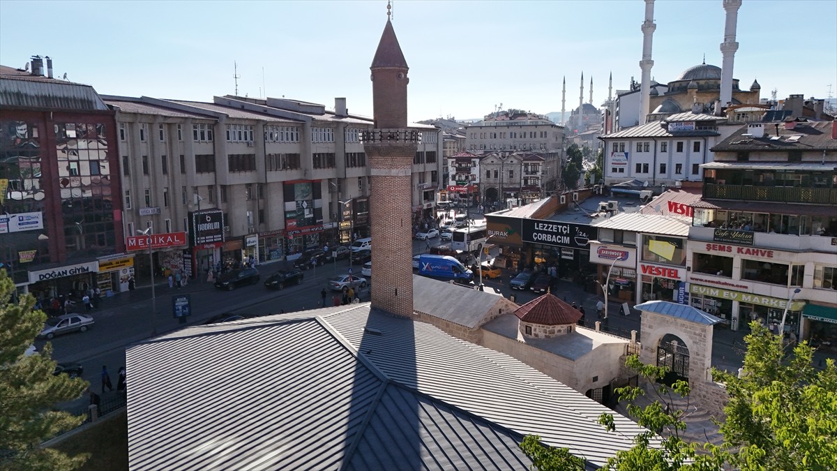 Sivas'ın merkezinde bulunan Meydan (Hasan Paşa) Camisi, Kültür ve Turizm Bakanlığı Vakıflar Genel...