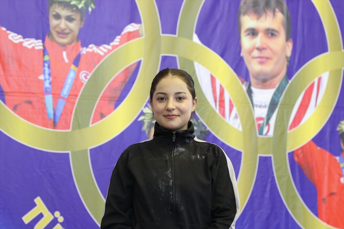 Sivas'ta düzenlenen Yıldızlar Kulüpler Türkiye Halter Şampiyonası'nda 44 kiloda koparma ve...