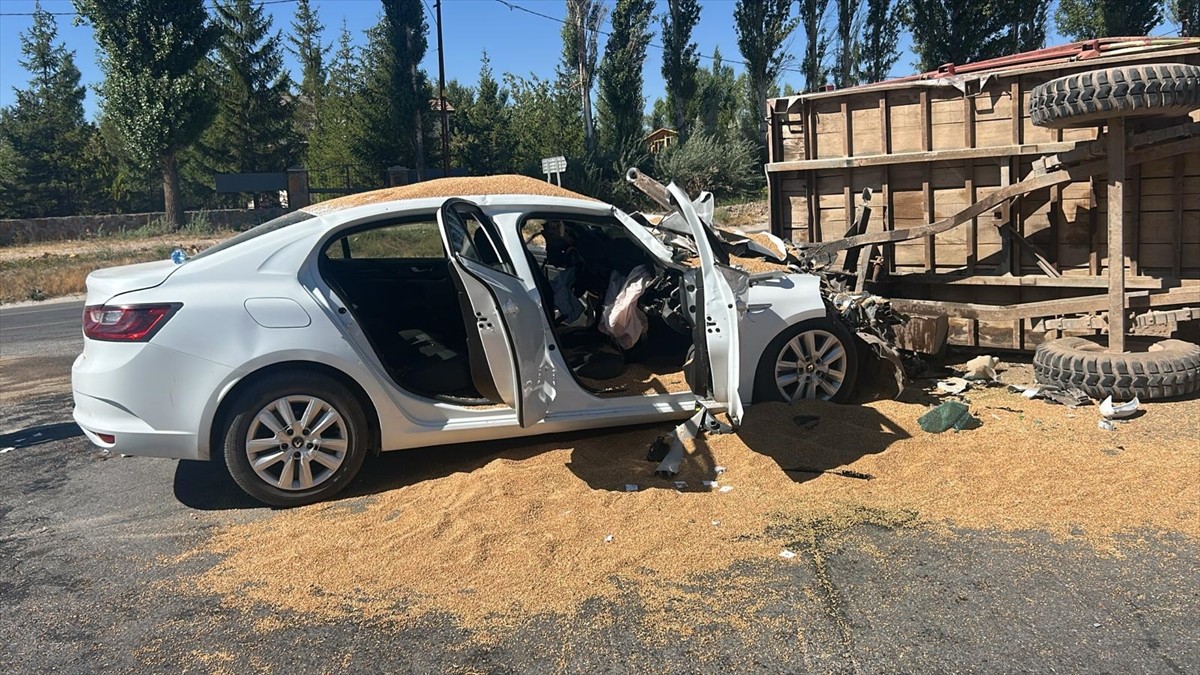 Sivas'ta otomobil ile traktörün çarpışması sonucu 3 kişi yaralandı.