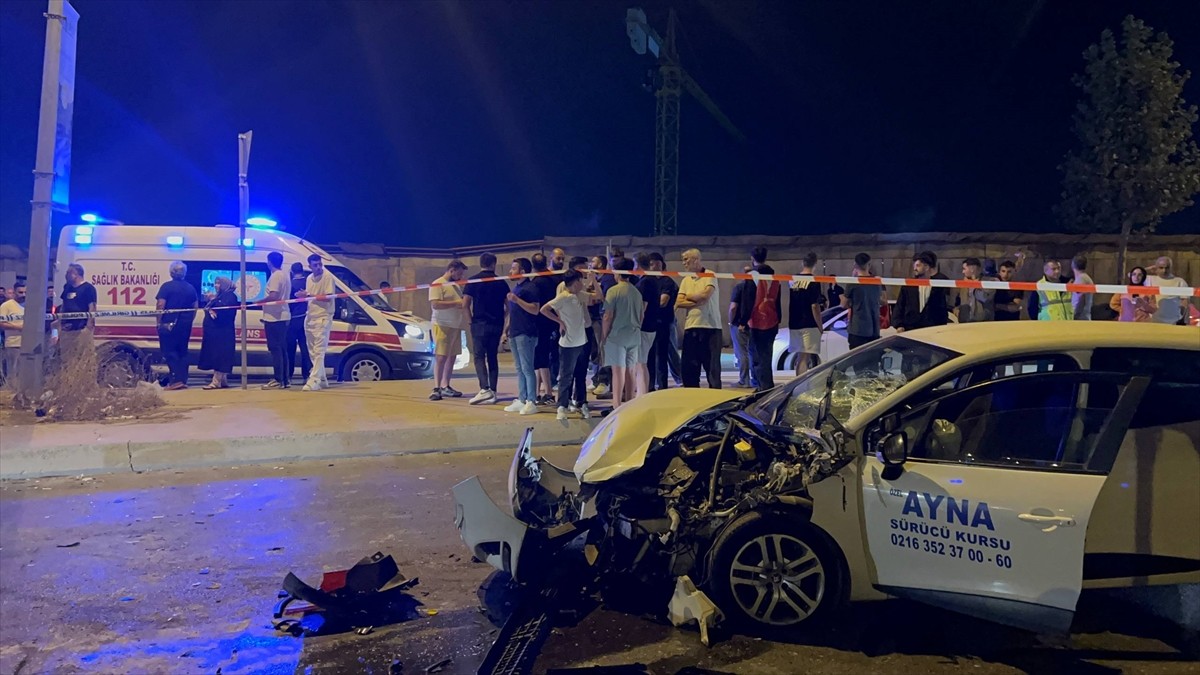 Sultanbeyli'de servis minibüsü ile otomobilin çarpışması sonucu 10 kişi yaralandı.