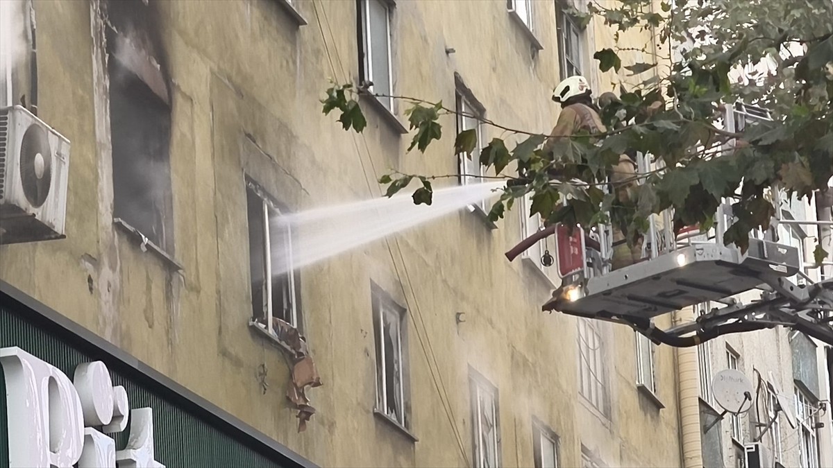 Sultangazi'de iş merkezinde çıkan yangın itfaiye ekiplerince söndürüldü.