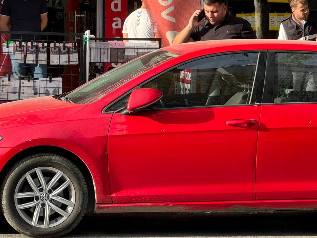 Sultangazi'de iş yerine silahla ateş açıldı, kırılan camlar nedeniyle 1 kişi hafif yaralandı....