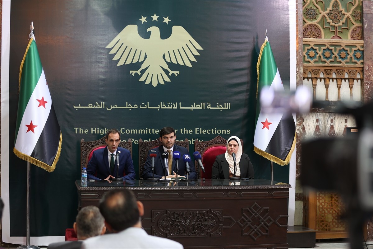 Suriye Halk Meclisi Yüksek Seçim Komitesi Basın Sözcüsü Nevvar Necme (solda), komitenin resmi...