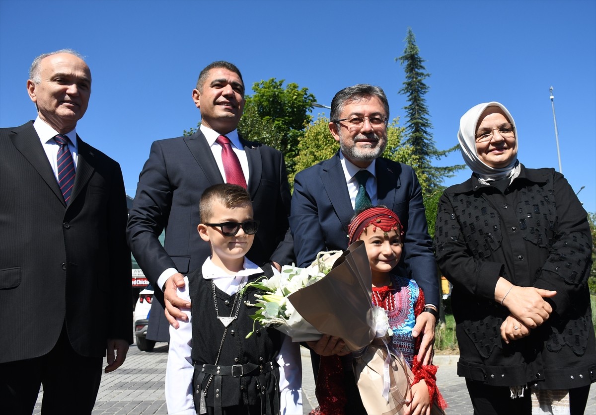 Tarım ve Orman Bakanı İbrahim Yumaklı (sağ 2), Düzce'de ziyaretlerde bulundu. Düzce Valiliği'ni...