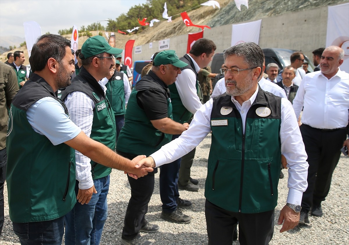 Tarım ve Orman Bakanı İbrahim Yumaklı (sağda), Adıyaman ziyaretleri kapsamında Gölbaşı ilçesinde...