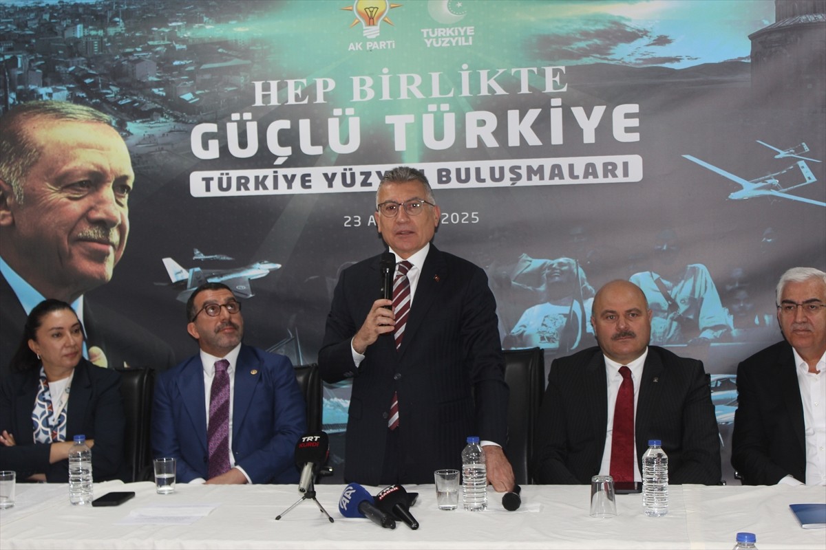 TBMM AK Parti Grup Başkanı Abdullah Güler, Kars'ta "Türkiye Yüzyılı Şehir Buluşmaları"na katıldı....