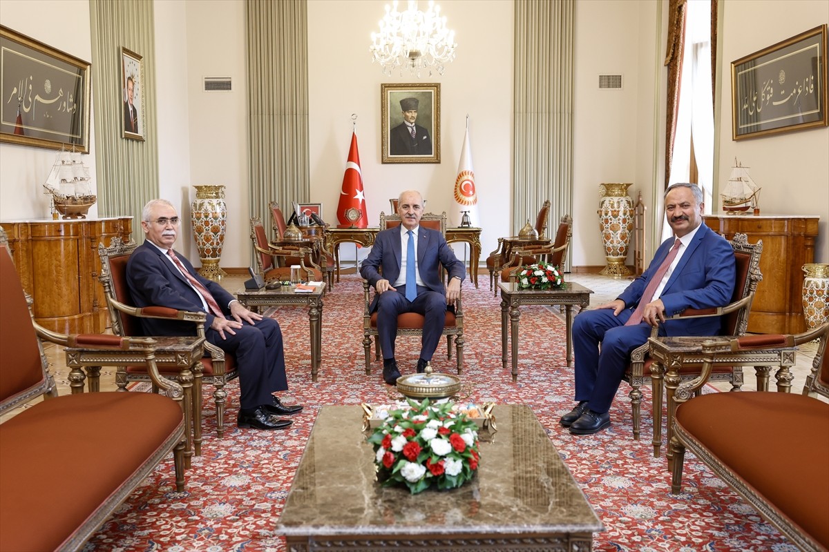 TBMM Başkanı Numan Kurtulmuş (ortada), Anayasa Mahkemesi (AYM) Başkanı Kadir Özkaya'yı (solda)...