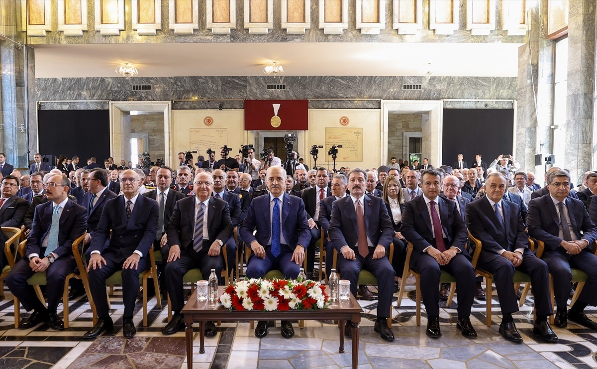 TBMM Başkanı Numan Kurtulmuş (sol 4), TBMM Şeref Holü’nde düzenlenen Samsun’a İstiklal Madalyası...