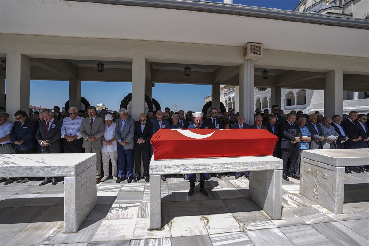 Tedavi gördüğü hastanede 75 yaşında hayatını kaybeden eski Sağlık Bakanı Halil Şıvgın'ın cenazesi...