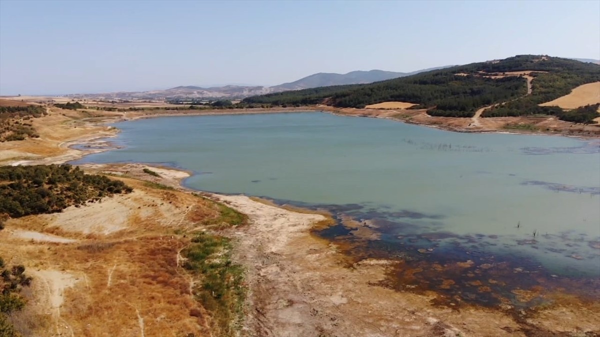 Tekirdağ'da Yazır Göleti'nde kuraklığın etkisiyle su çekilmesi sürüyor. Kentte yaşanan kuraklık ve...