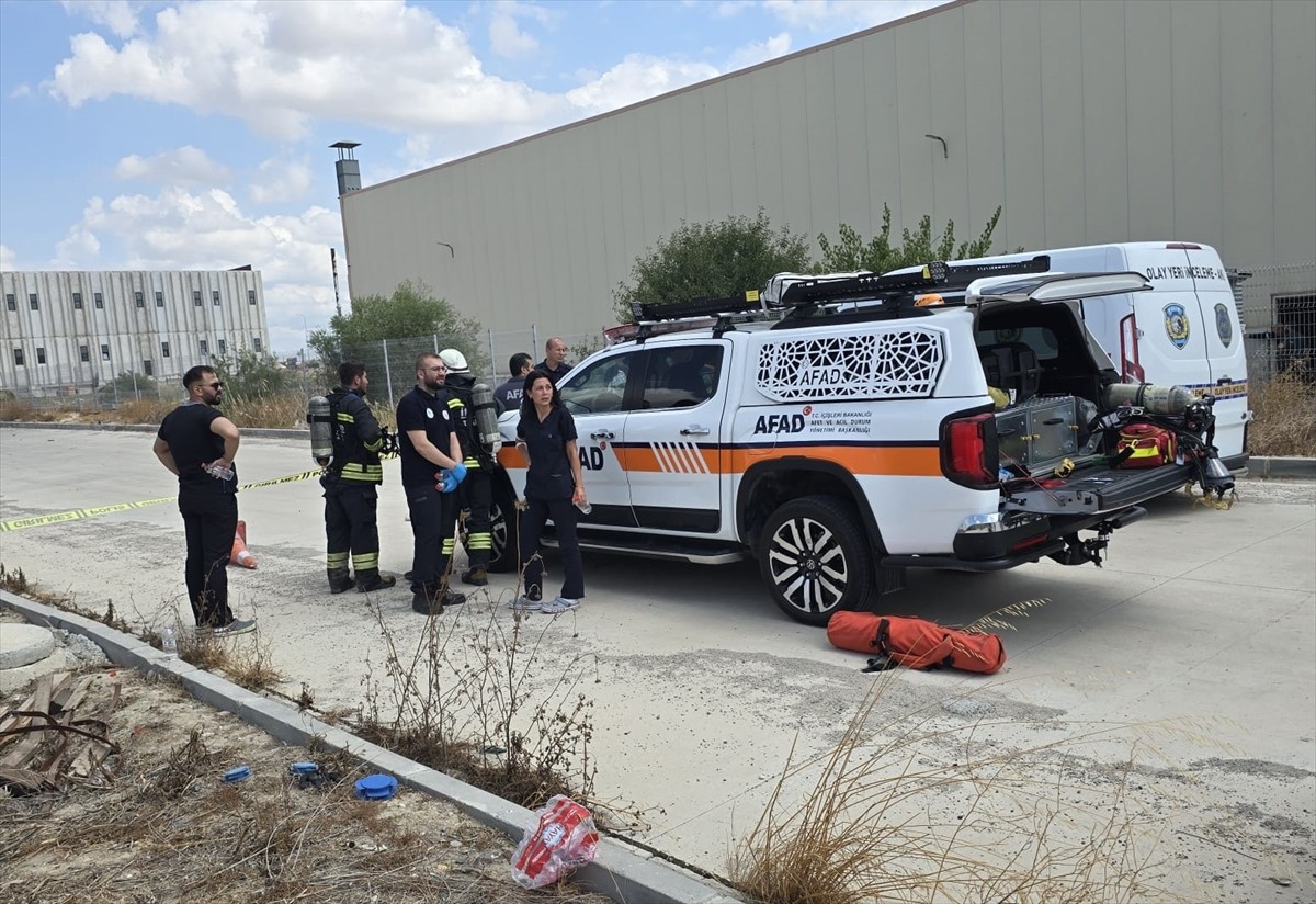 Tekirdağ'ın Ergene ilçesinde anestezi gazı üreten fabrikada meydana gelen patlamada 2 işçi...