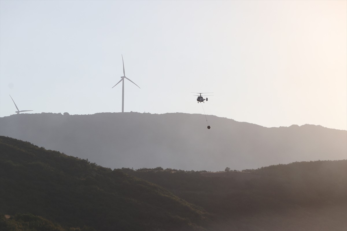 Tekirdağ'ın Şarköy ilçesinde rüzgarın etkisiyle yeniden alevlenerek ormanlık alana sıçrayan...