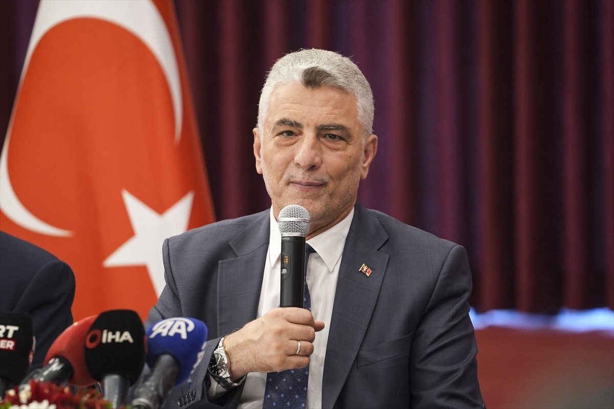 Ticaret Bakanı Ömer Bolat (ortada), Başakşehir'deki İstanbul Gıda Toplantıcılar Çarşısı'nda...