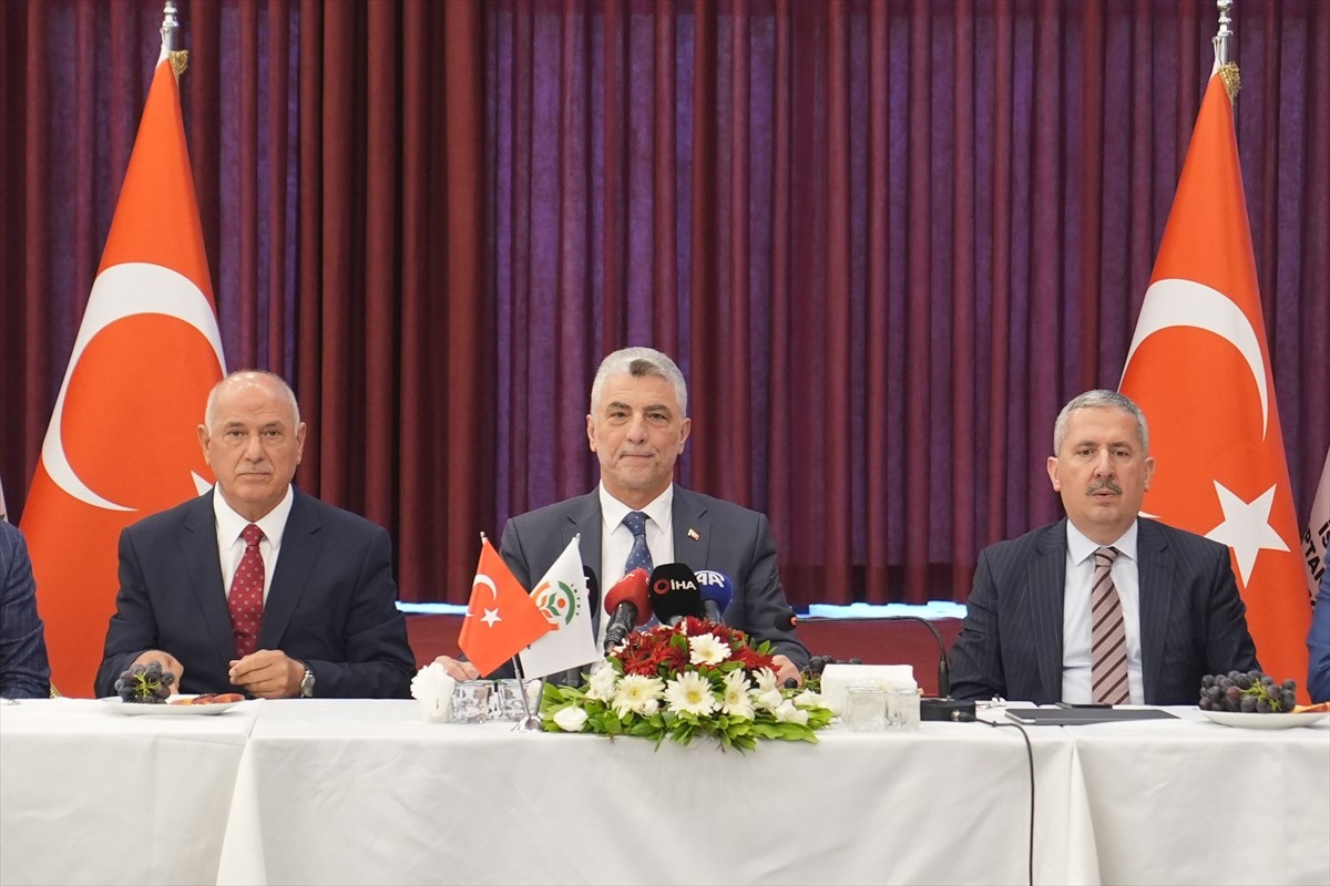 Ticaret Bakanı Ömer Bolat (ortada), Başakşehir'deki İstanbul Gıda Toplantıcılar Çarşısı'nda...