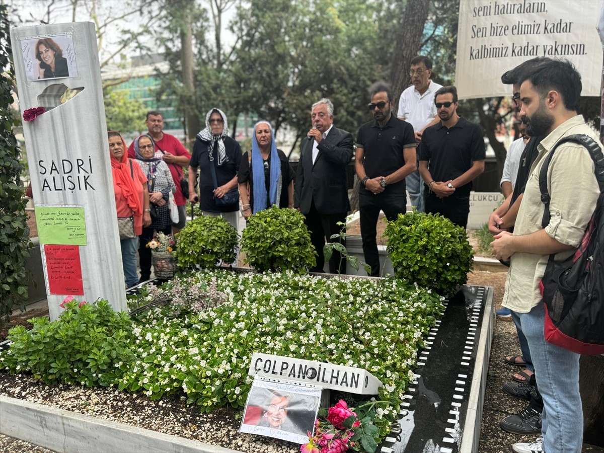 Tiyatro ve sinema oyuncusu Çolpan İlhan, 89. doğum gününde mezarı başında düzenlenen törenle...