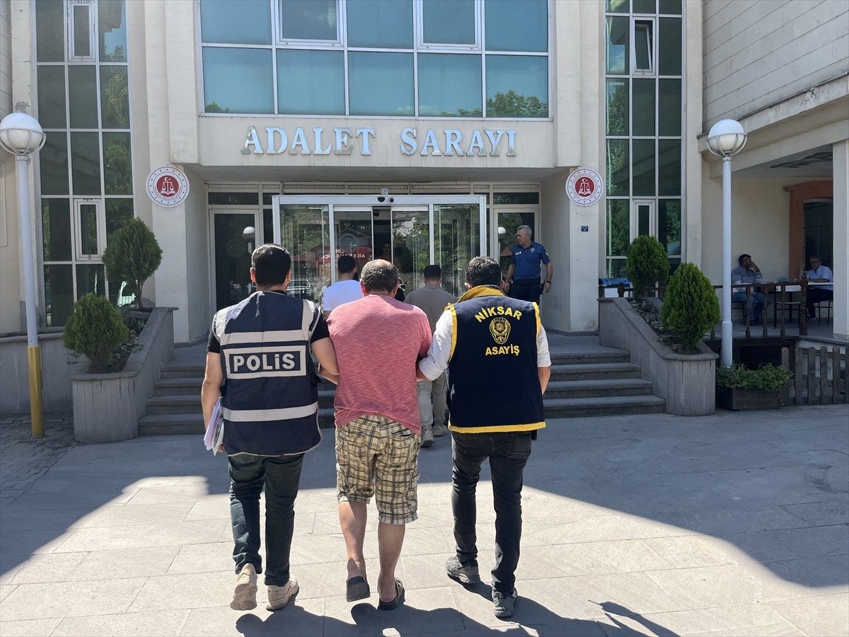 Tokat'ın Niksar ilçesinde düzenlenen operasyonda 178 litre sahte alkol ele geçirildi, 1 şüpheli...