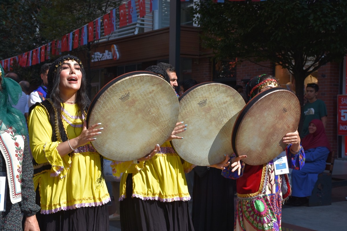 Trabzon'da 14-17 Ağustos'ta düzenlenecek "3. Uluslararası Trabzon Horon ve Müzik Festivali"...
